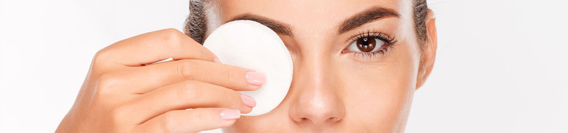 Schlechtes Abschminken kann zum Herausfallen der Wimpern führen!