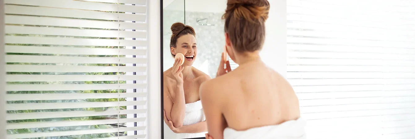 Peau terne, points noirs : adopter une routine de nettoyage douce et efficace