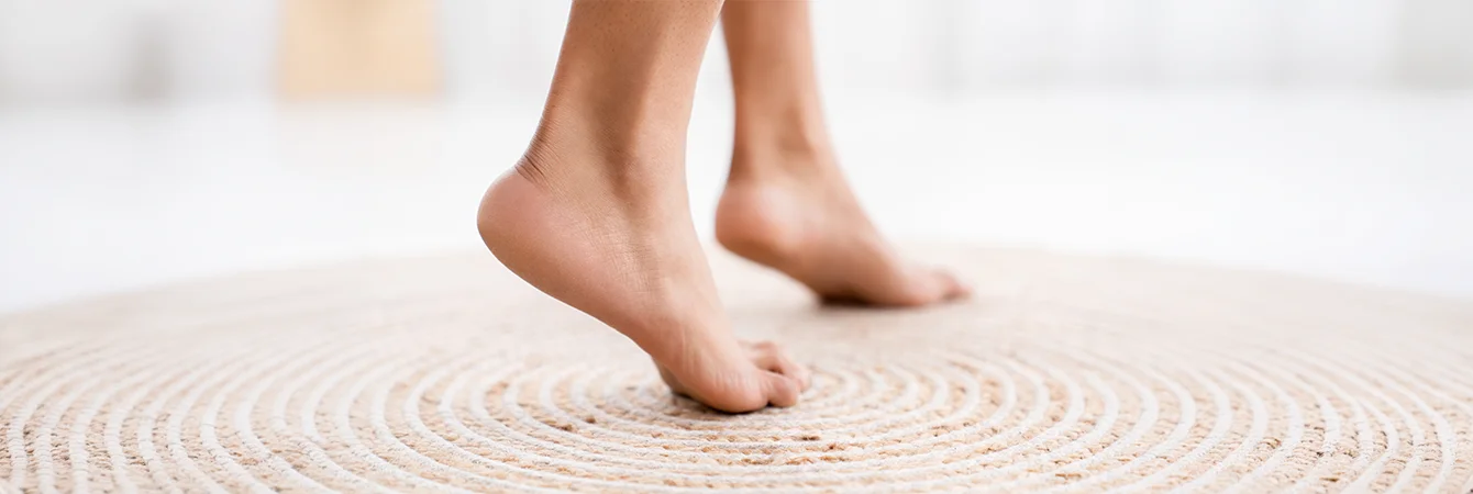 Peut-on réellement contrôler la transpiration excessive et les odeurs des pieds ?