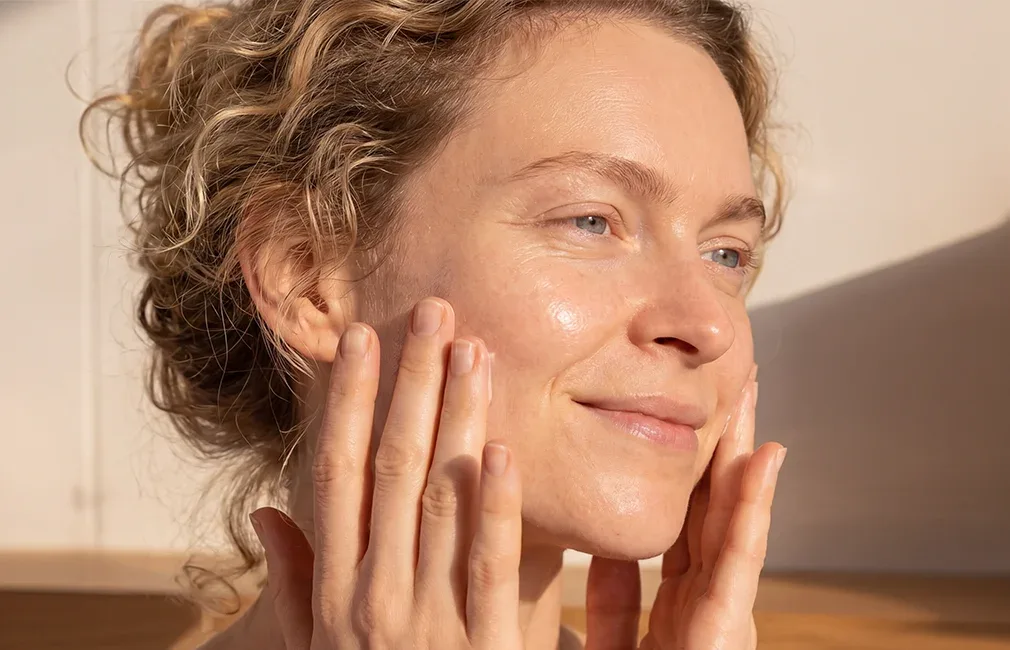 Nourrir et réparer : gestes essentiels et actifs adaptés