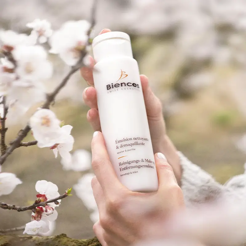Émulsion nettoyante et démaquillante